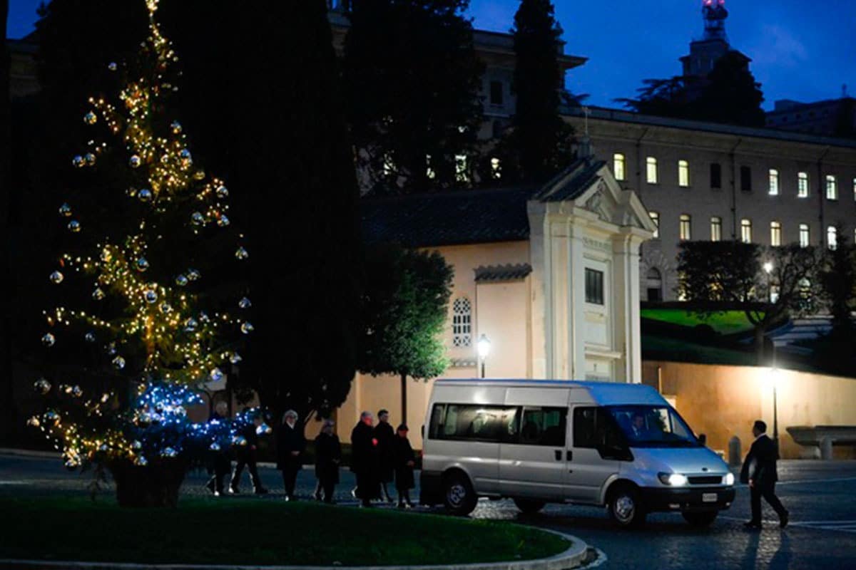 Traslado del cuerpo del Papa emérito Benedicto XVI de la capilla del monasterio Mater Ecclesiae a la Basílica de San Pedro en el Vaticano / Foto: Vatican Media