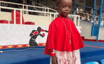 Niño vestido de Cardenal sorprende en la visita del Papa al Congo