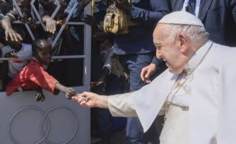 'Quien es pobre dona todo lo que tiene': la foto más bella del Papa en África