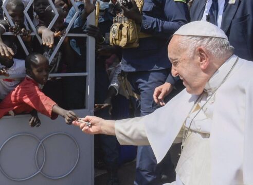 'Quien es pobre dona todo lo que tiene': la foto más bella del Papa en África