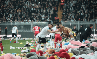 Lluvia de peluches para aliviar el dolor de los niños turcos