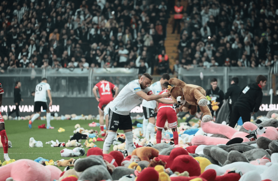 Lluvia de peluches para aliviar el dolor de los niños turcos