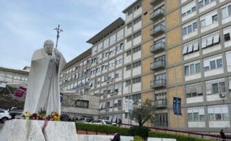 Mejora salud del Papa Francisco gracias al tratamiento