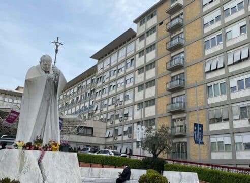 Mejora salud del Papa Francisco gracias al tratamiento