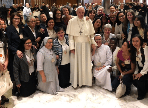 El Papa critica a los sacerdotes que no saben trabajar con mujeres