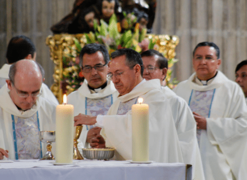 Canción por los sacerdotes que trabajan de la mano de Dios