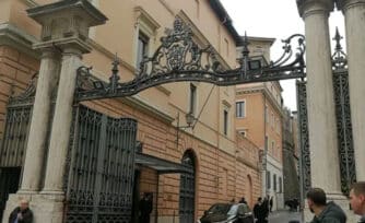 Hombre entra violentamente en su auto al Vaticano y es detenido