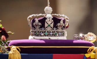 Esta es la corona que usará el rey Carlos III en su coronación y que recuerda a un santo católico