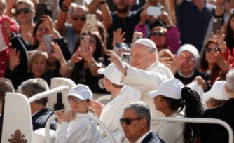 El Papa Francisco pide rezar durante mayo el Rosario por la paz mundial