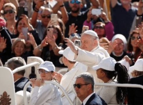 El Papa Francisco pide rezar durante mayo el Rosario por la paz mundial