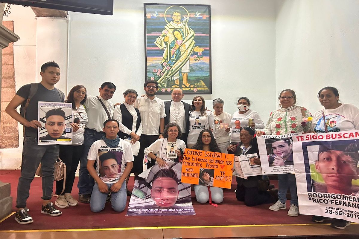 Iglesia recibe y escucha a las madres de desaparecidos en México