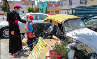 Anciana en situación de calle da un donativo para los pobres; así la recuerda un Obispo