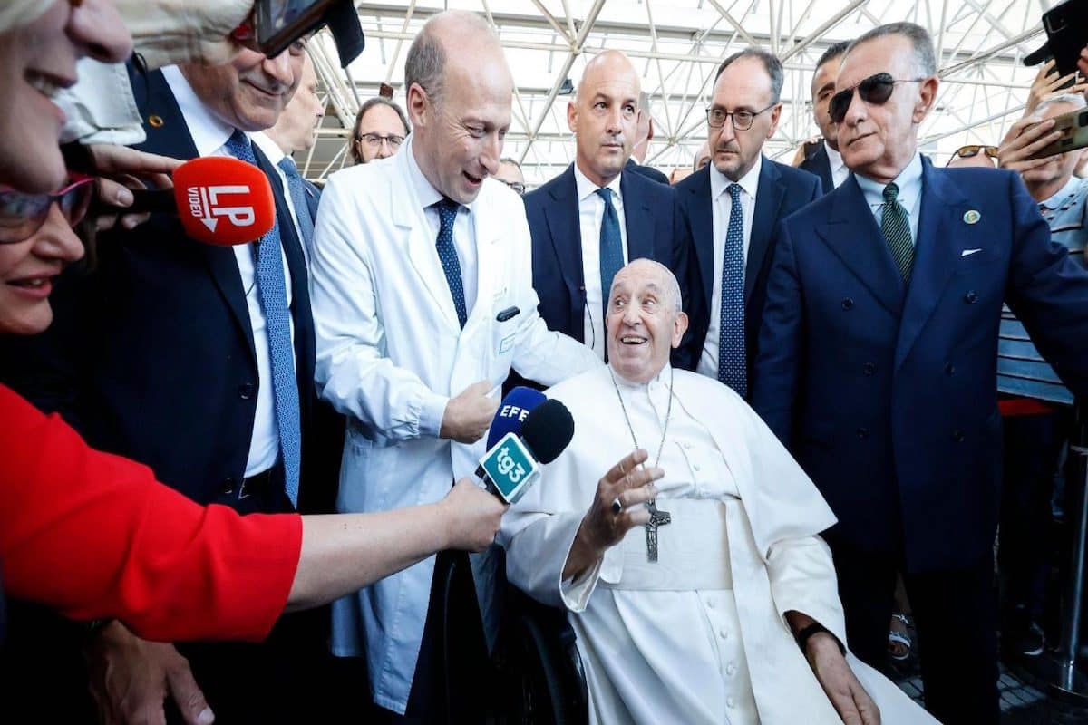 El Papa Francisco es dado de alta del hospital y regresa al Vaticano