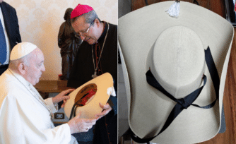 El Papa Francisco recibe sombrero artesanal hecho por una mexicana víctima de violencia