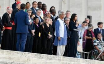 30 Premios Nobel, reunidos en la Plaza de San Pedro, piden por la paz mundial