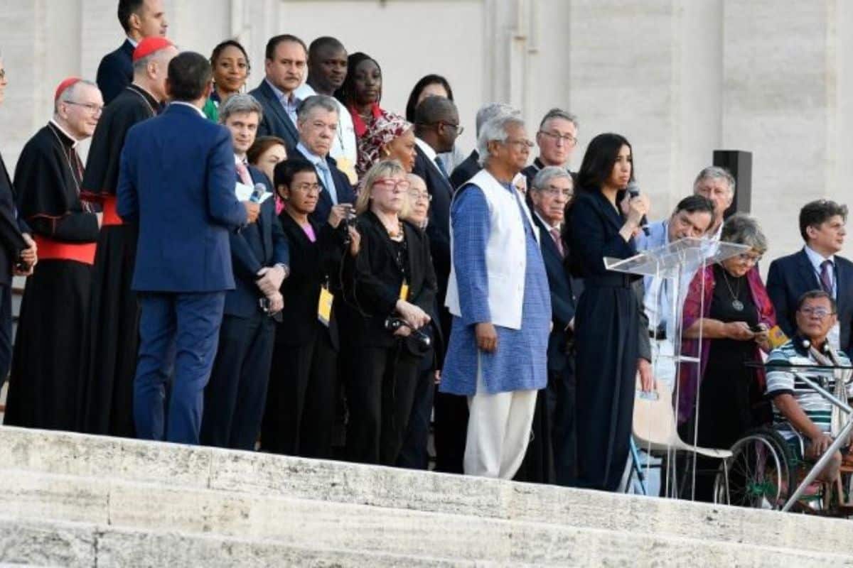 30 Premios Nobel, reunidos en la Plaza de San Pedro, piden por la paz mundial