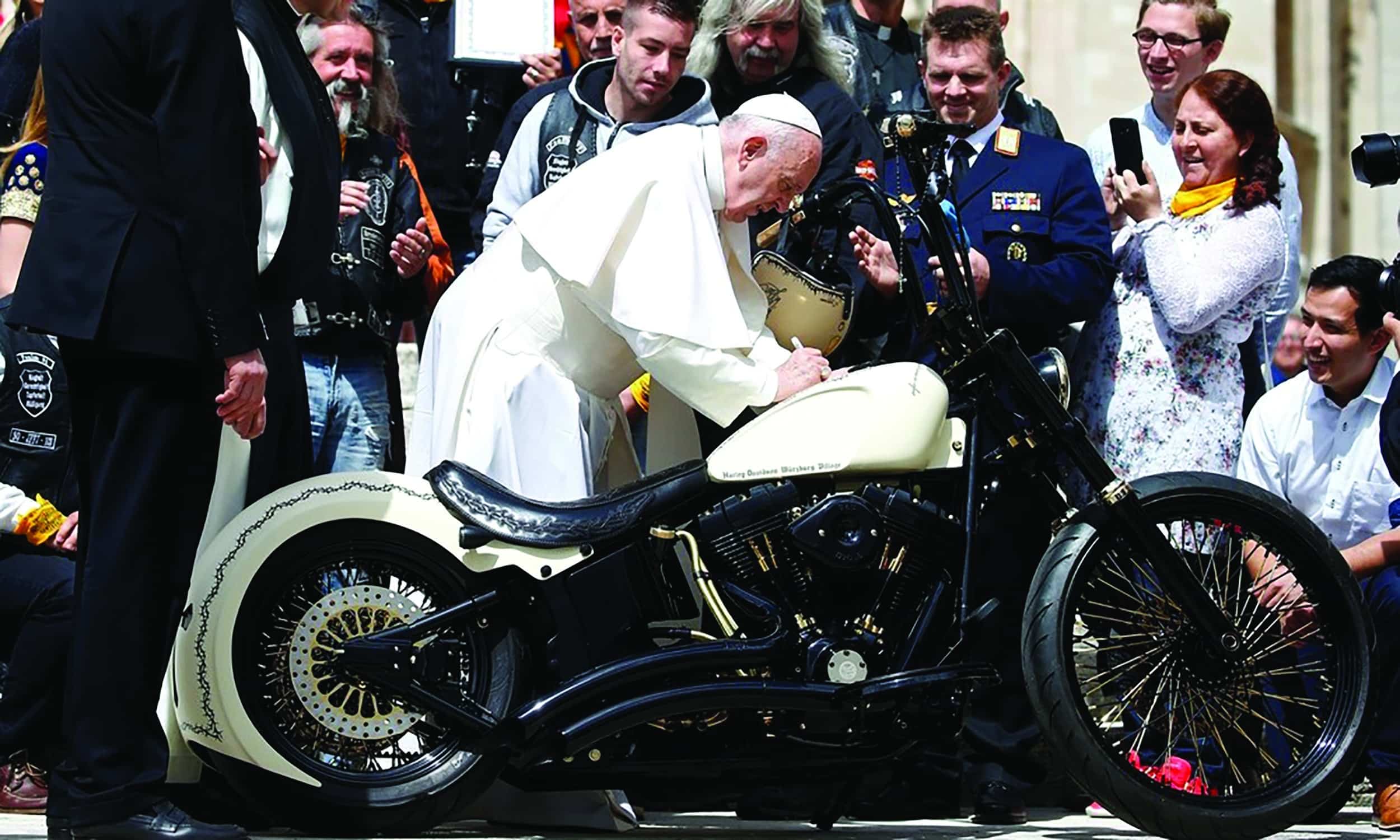 Al Santo Padre también le obsequiaron dos motocicletas de la firma estadounidense Harley-Davidson con motivo del aniversario número 110 de la empresa.