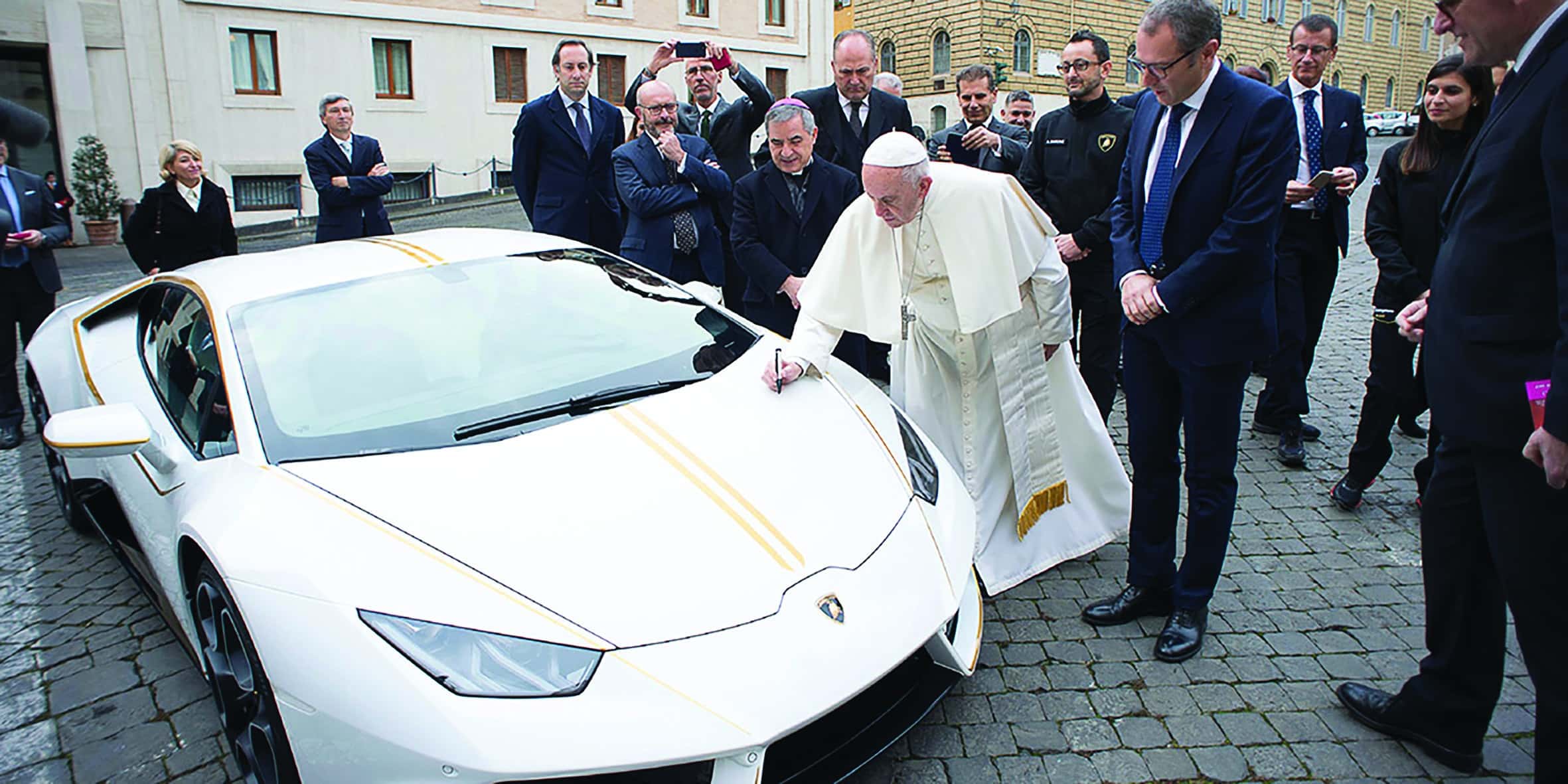 El Papa también ha recibido autos de gran lujo, que ha subastado para ayudar a los más necesitados, como la ocasión en que recibió un Lamborghini Huracan RWD, con propulsión trasera.