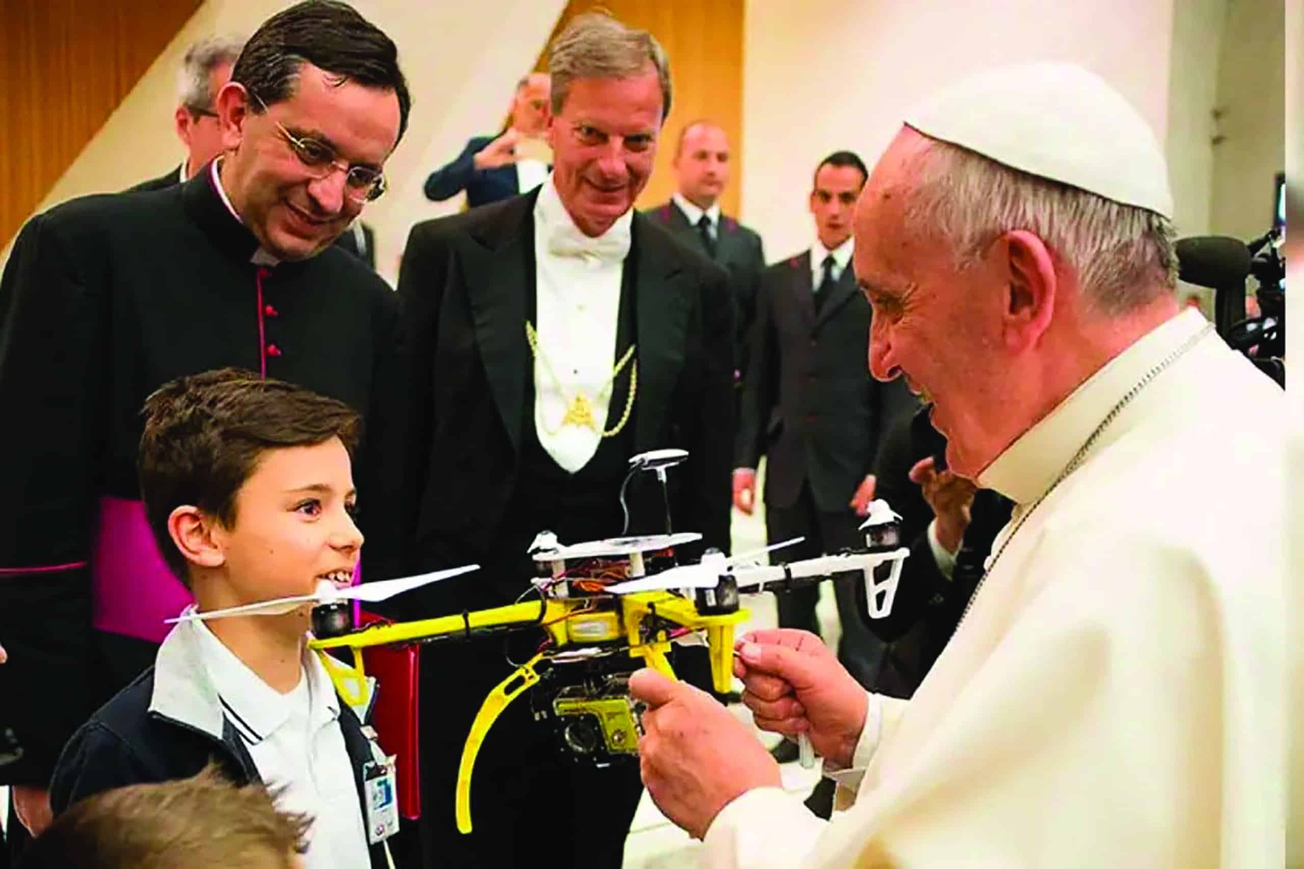 El Papa recibe de manos de un niño un Dron como regalo; lo especial de este es que fue hecho por alumnos de un colegio.