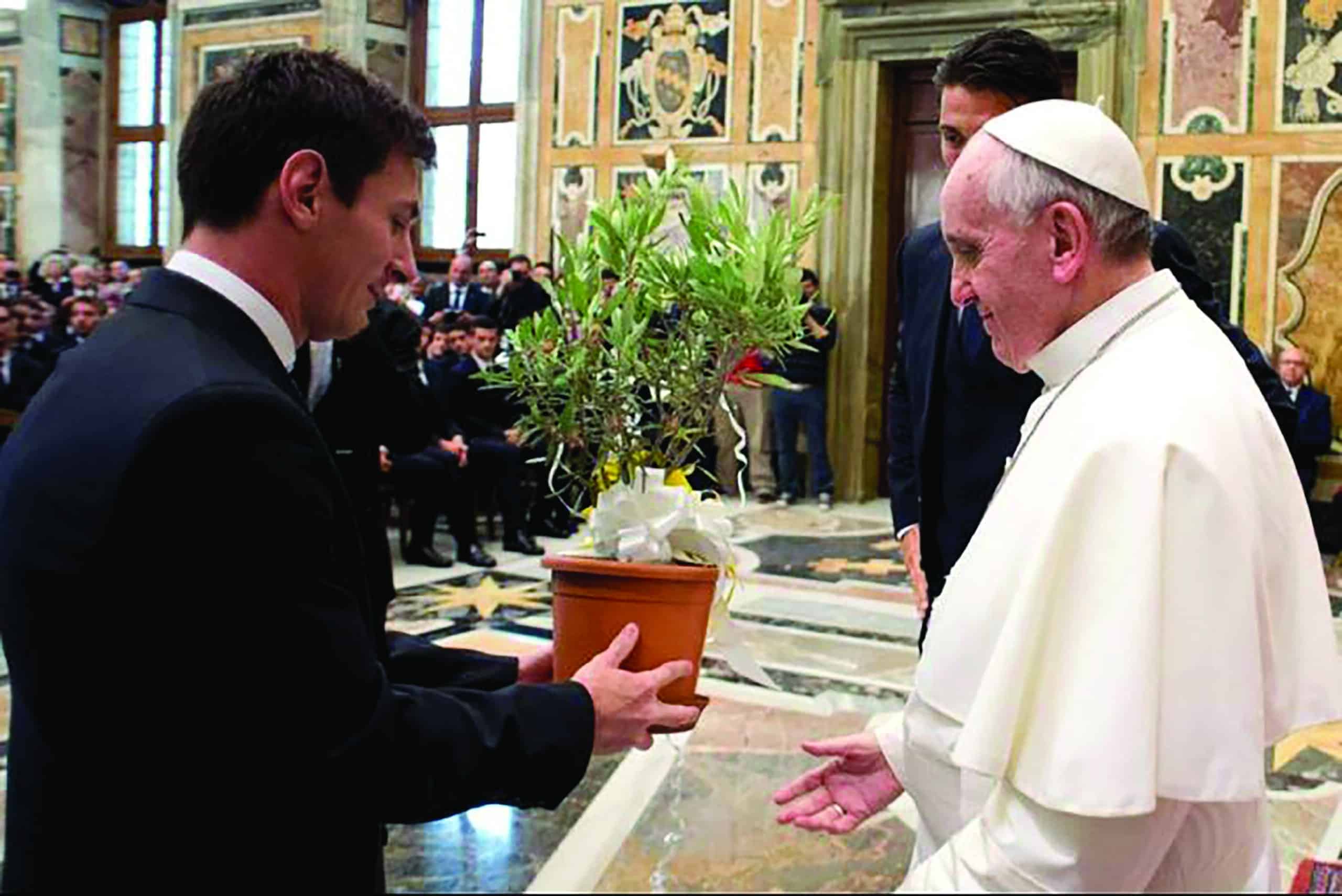 En una ocasión, el Papa Francisco recibió una planta de olivo como regalo por parte de unos futbolistas.