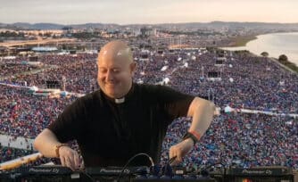 Viral: cura DJ difunde mensaje del Papa Francisco con música tecno y causa furor
