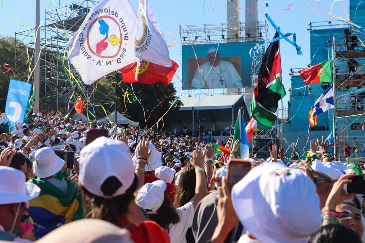 El Papa Francisco se reúne con jóvenes en la JMJ Lisboa 2023