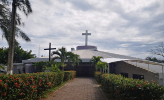 Abandonan a una bebé en la puerta de la iglesia y así reaccionó el sacerdote