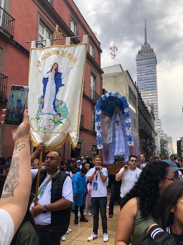 Procesión de la Virgen María en el centro de la CDMX