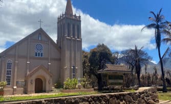 Iglesia queda intacta tras devastador incendio en Maui, Hawái