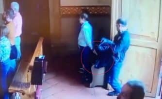 ¡No robarás! Amantes de lo ajeno roban bolso de mujer en plena Misa