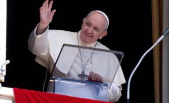 Papa Francisco: “Jesús pisotea a nuestros enemigos por nosotros”