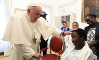 Contra el pronóstico médico, Edna sigue viva y cumplió su sueño: ver al Papa