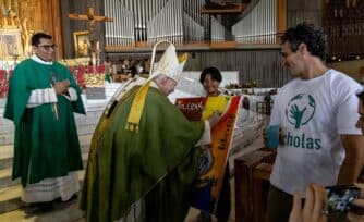 El Cardenal Aguiar da el toque final a mural internacional que plasma los sueños de los jóvenes