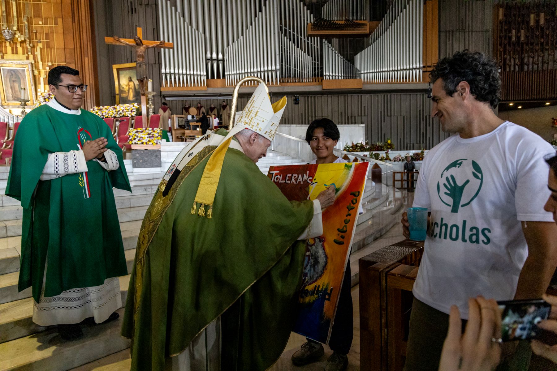 El Cardenal Aguiar da el toque final a mural internacional que plasma los sueños de los jóvenes