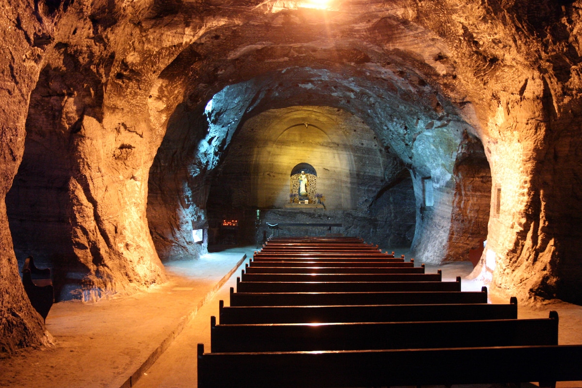 La Catedral de Sal en Colombia está tallada a 180 metros bajo tierra, tiene una capacidad para albergar 10,000 personas.