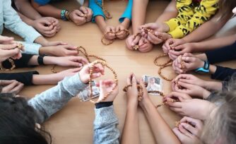 El mundo cambiará cuando un millón de niños recen el rosario. ¡Hoy se puede lograr!