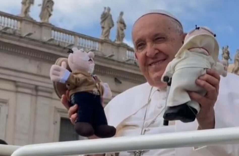 El Dr. Simi se toma la foto con el Papa Francisco