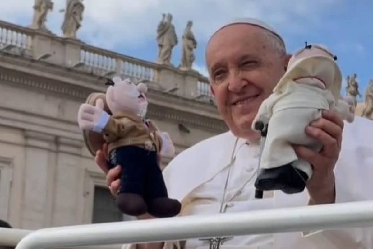 El Dr. Simi se toma la foto con el Papa Francisco