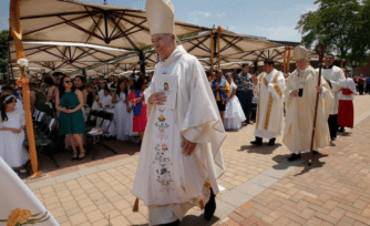 Cardenal Aguiar destaca labor de Iglesia de EU con fieles latinos