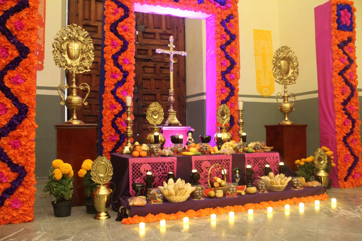 ¿Qué elementos debe llevar la ofrenda de Día de Muertos y cuál es su significado?