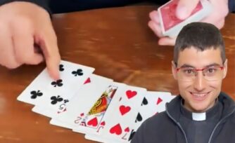 Sacerdote ilusionista explica la vida de Jesús con un juego de cartas