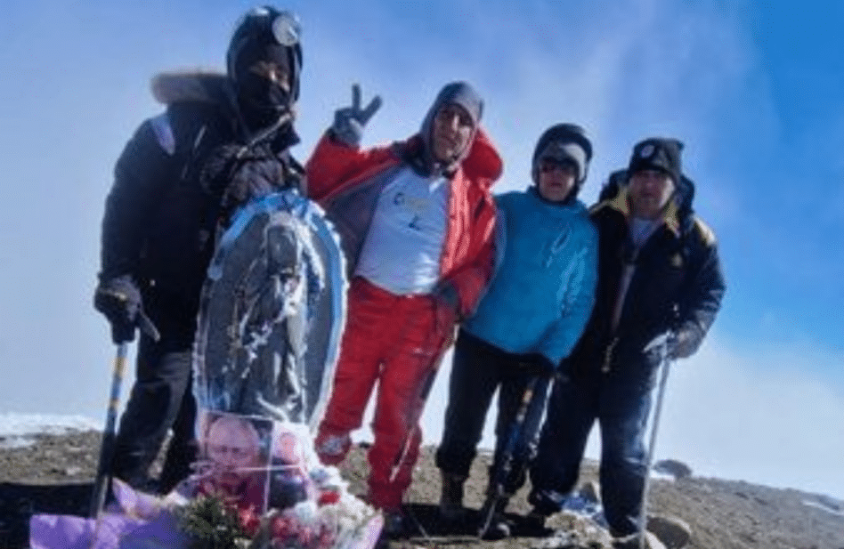 Alpinistas escalan más de 5 mil metros para celebrar a la Virgen de Guadalupe