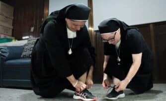 Con hábito, fe y tenis: las religiosas que corren para ayudar a quienes más lo necesitan