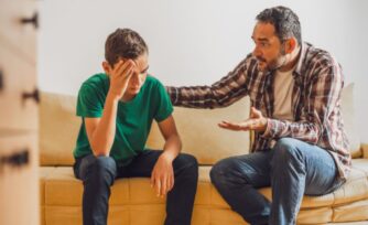 ¿Cómo escuchar a un joven sin criticarlo ni hacerlo sentir atacado?