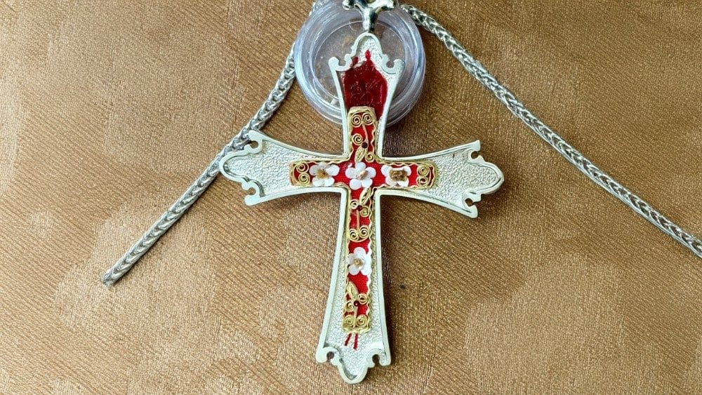Cruz pectoral del Papa León XIV. Foto: Vatican Media