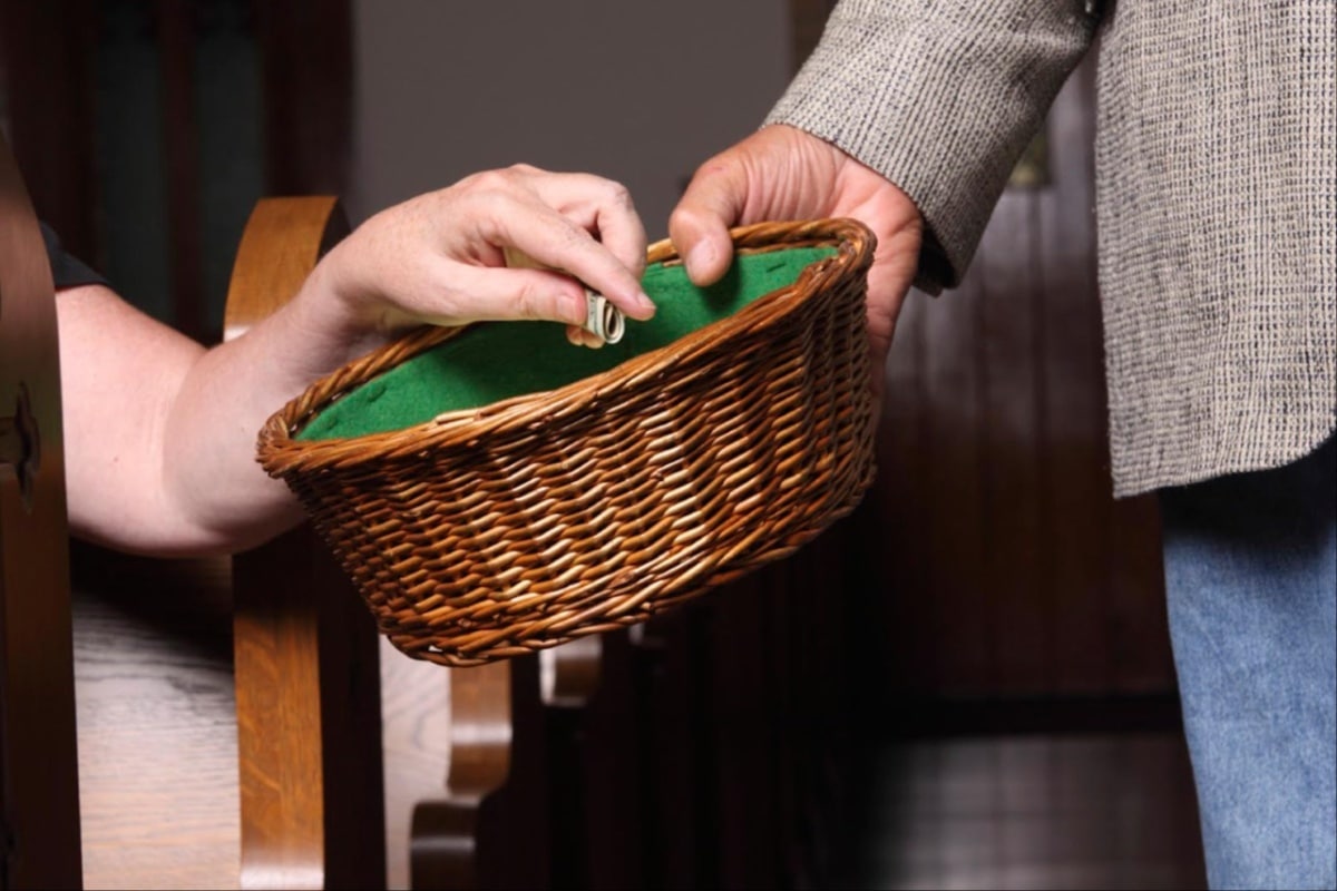 ¿De dónde obtiene su dinero la Iglesia Católica?