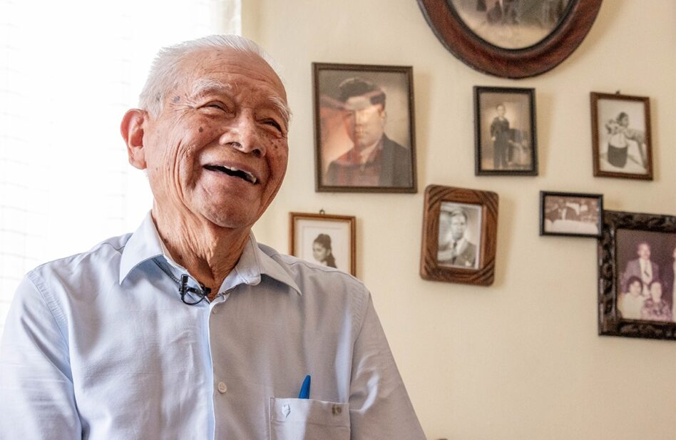 Entre libros y yoga: así vive Don Manuel, el alumno más sabio de la primaria con 91 años