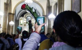 ¿Por qué venerar a los santos no es idolatría? ¡Que no te engañen!