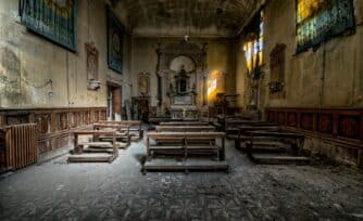 ¿Pueden ser excomulgadas las parroquias, capillas o rectorías?