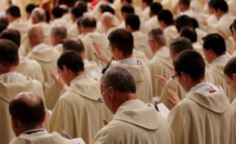 “También nos cansamos y nos sentimos solos”: los retos de ser sacerdote